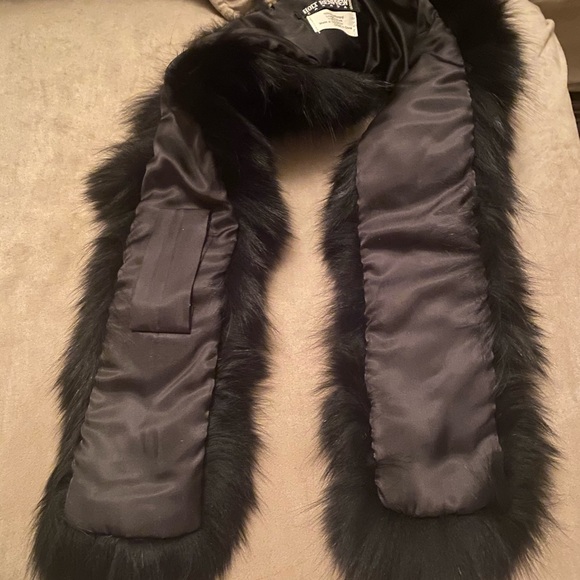 HOLT RENFREW FOX FUR COLLAR - Picture 2 of 3